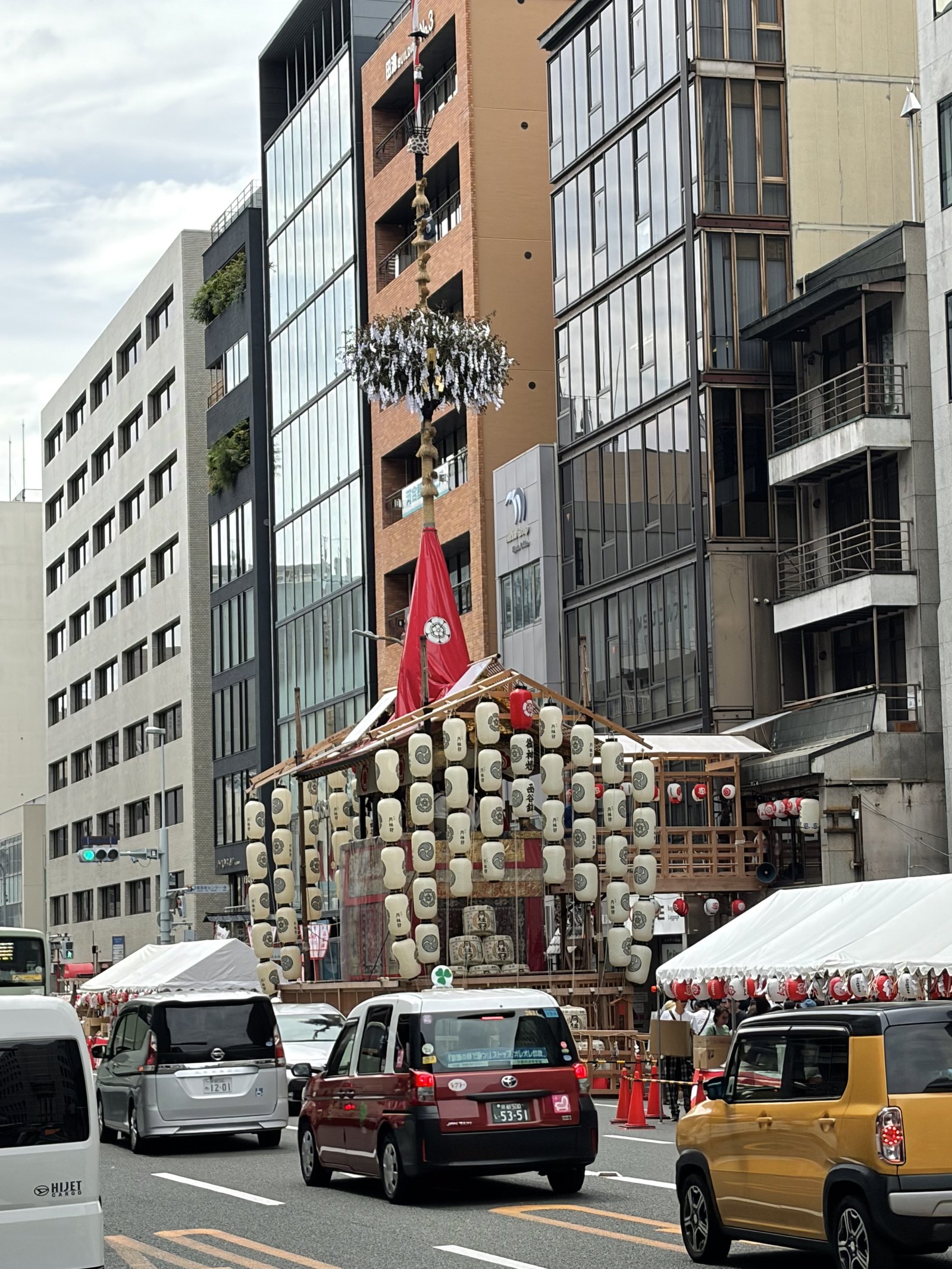 巡行前的四条通，山鉾就立在車陣與店家門口之間
