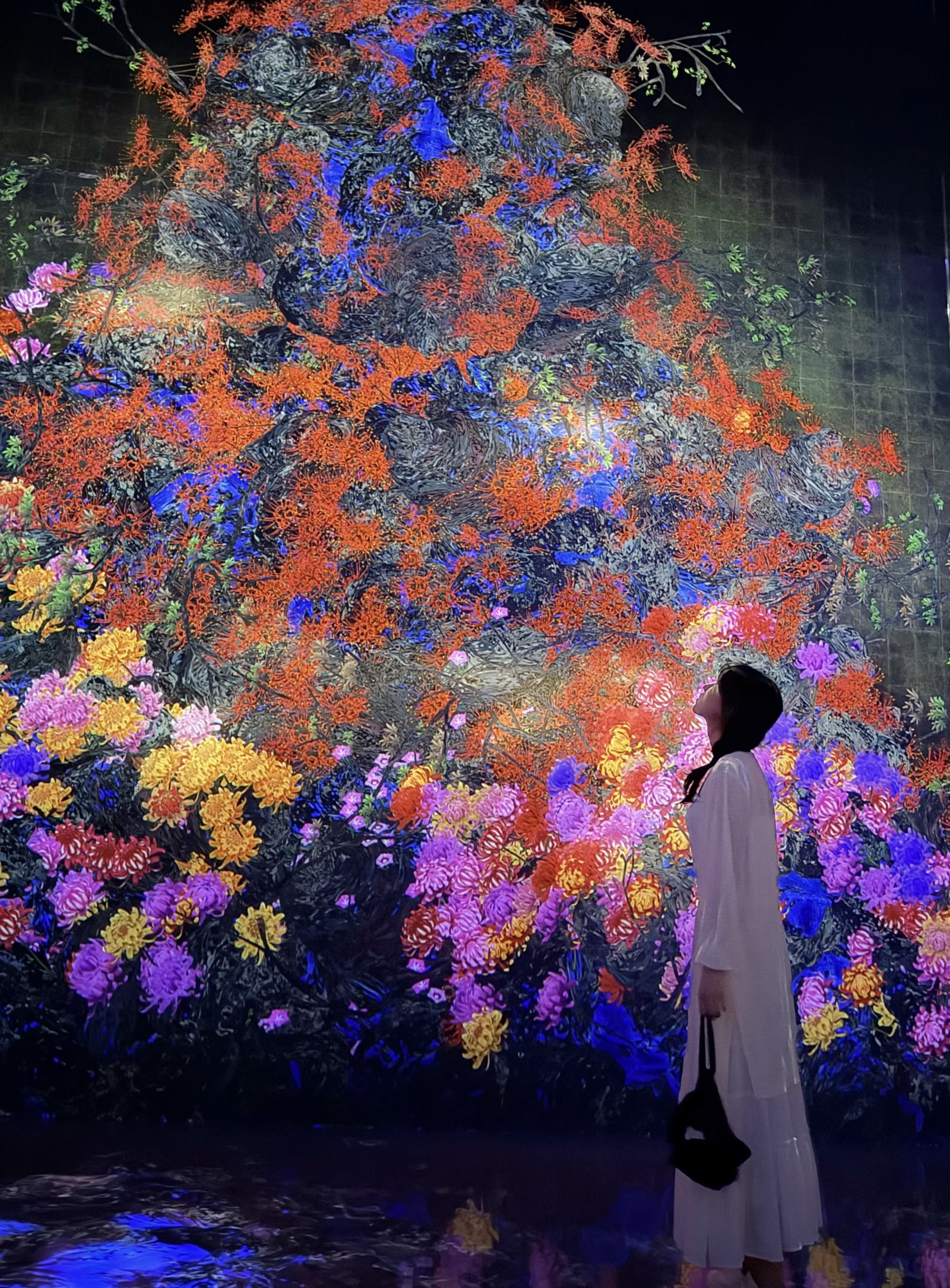 遠看是花，近看整面牆是數萬個方格